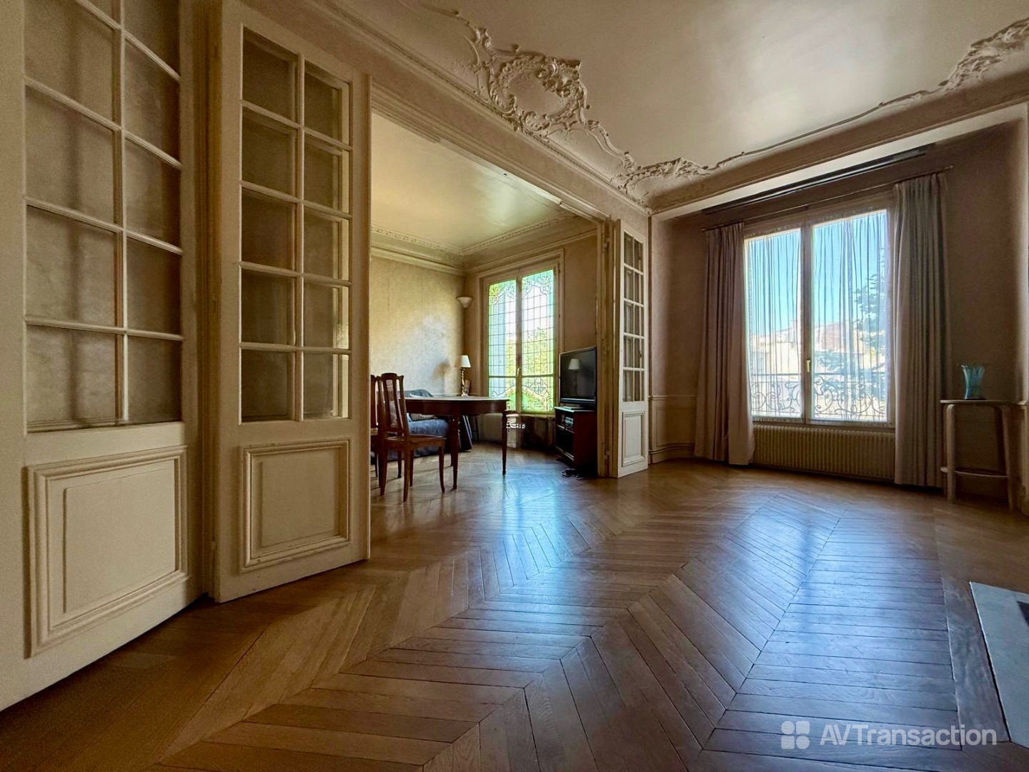 Art Nouveau-Appartement familial de charme-92,5m2 en étage élevé