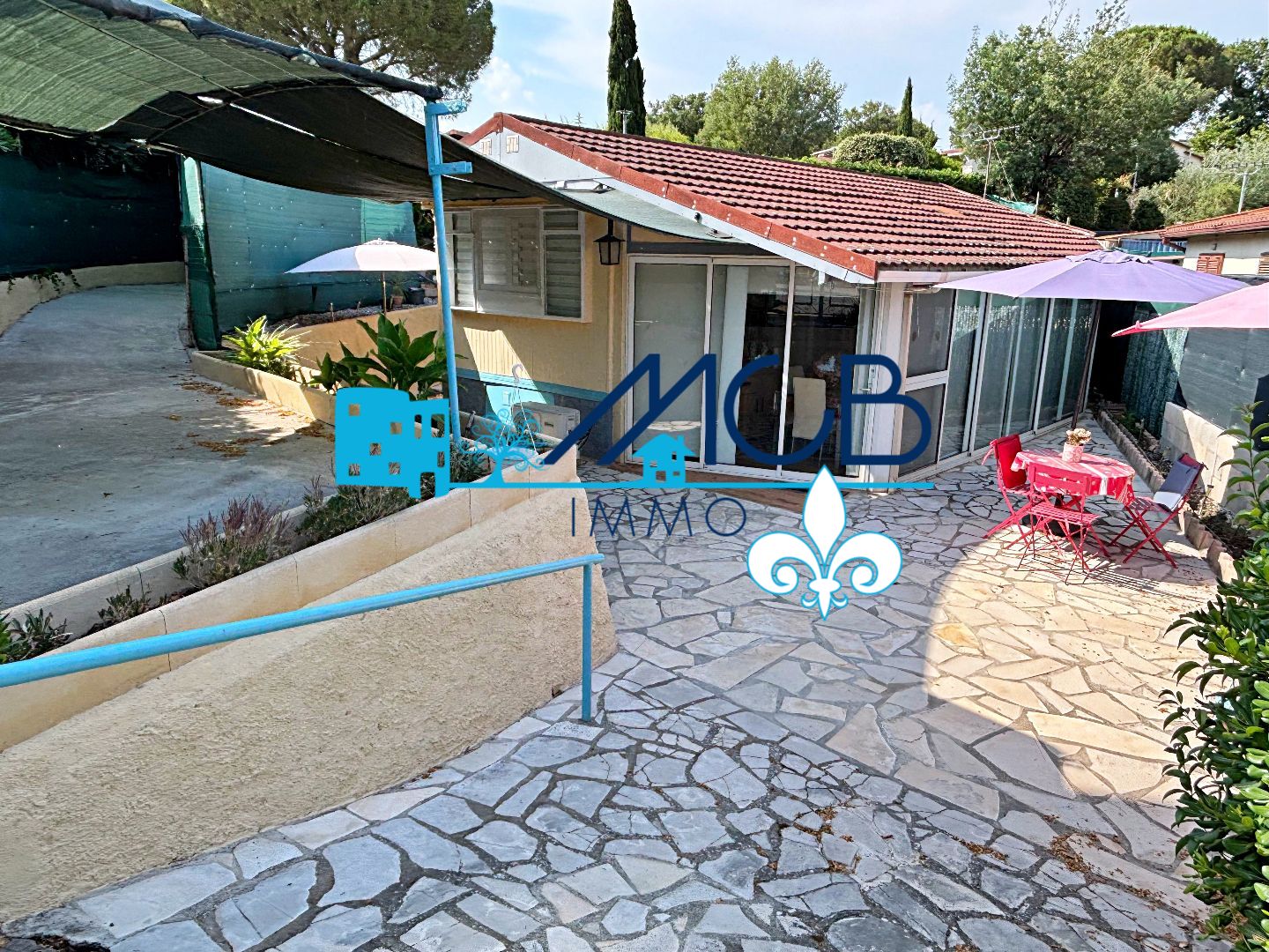 Chalet en bon état dans domaine avec piscine