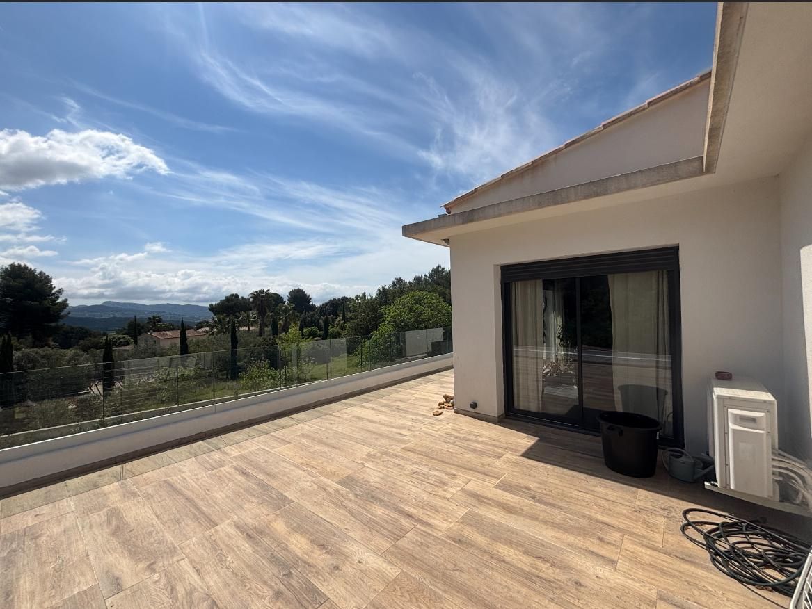 A vendre villa de plain pied la cadière d'Azur.