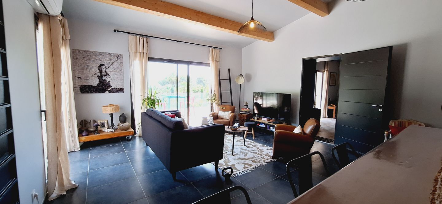 A vendre villa de plain pied la cadière d'Azur.