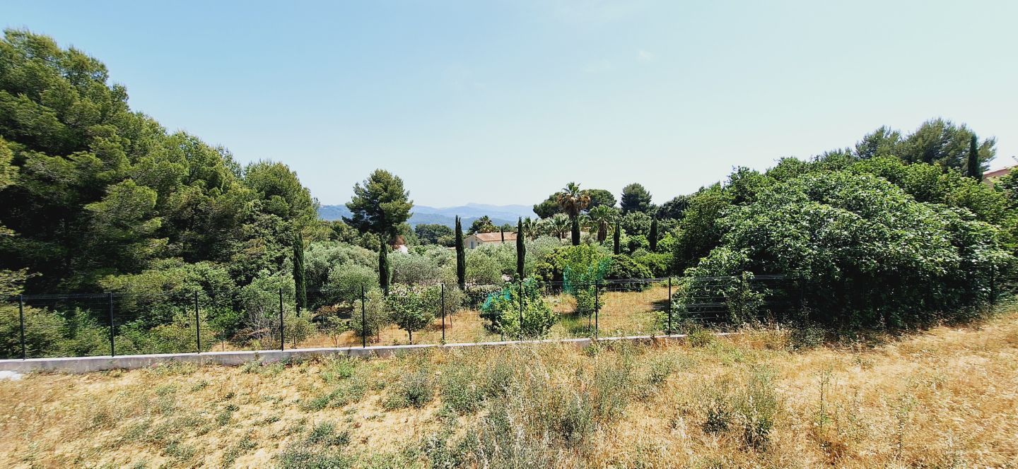 A vendre villa de plain pied la cadière d'Azur.