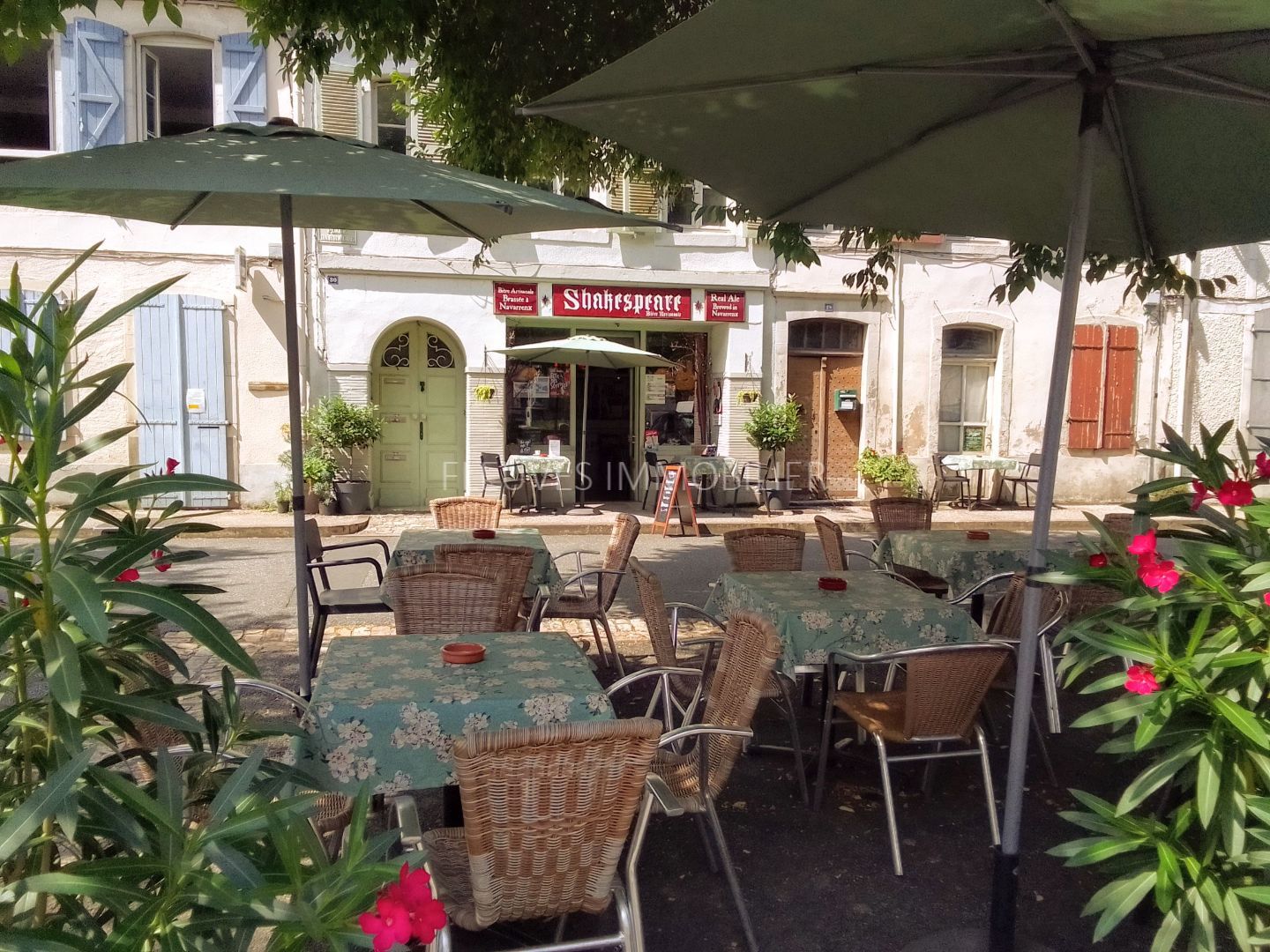 CAFÉ BAR CHALEUREUX DANS UNE CITÉ DE CARACTÈRE