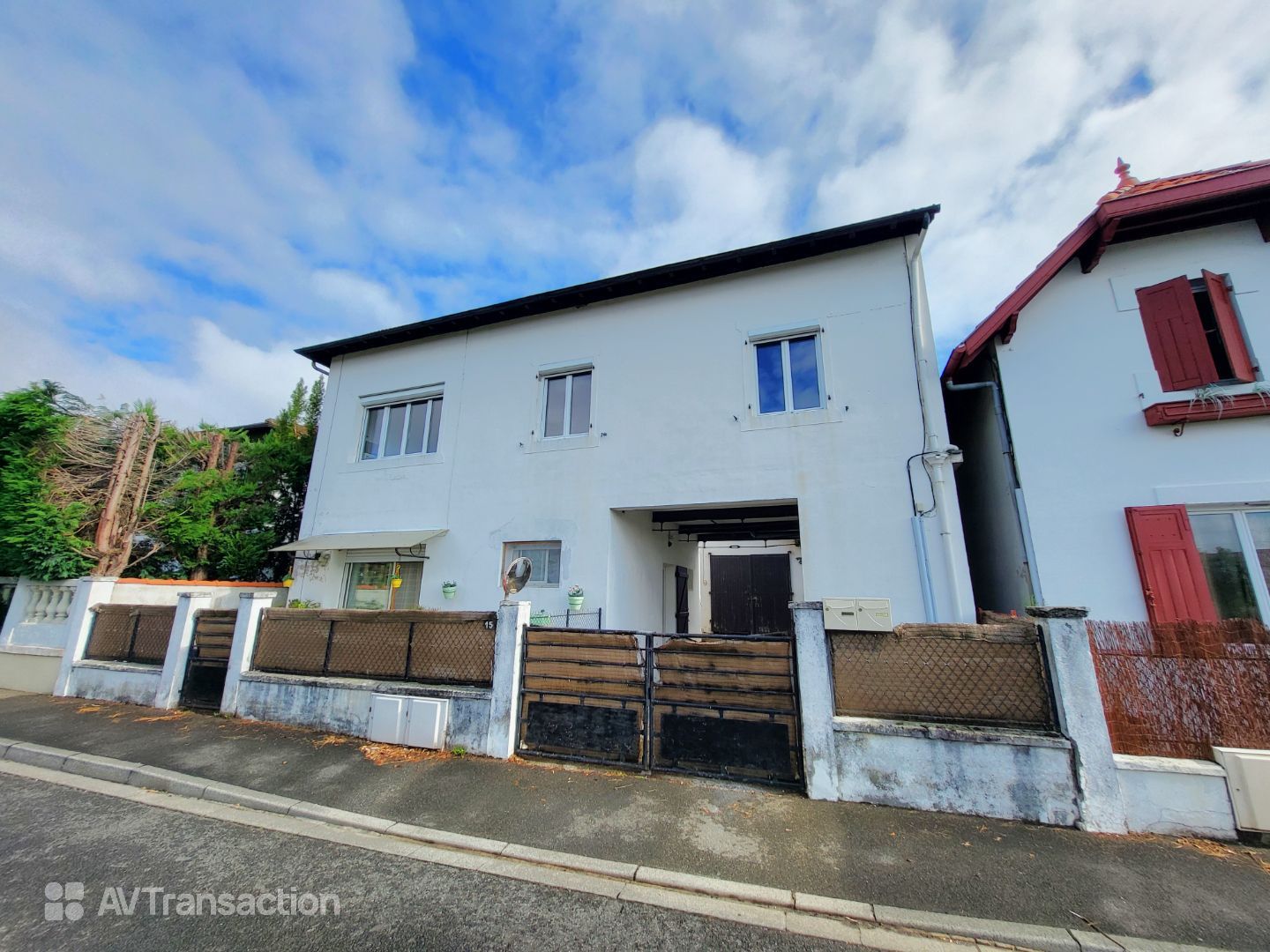 Immeuble avec 2 appartements + grand garage 