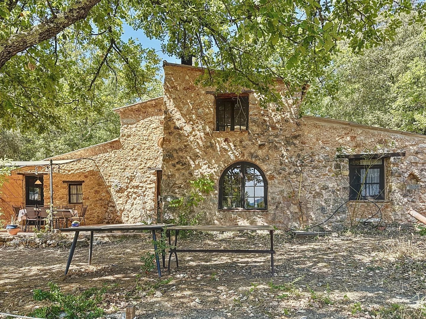 Rarissime Maisonette en pierres avec forage et panneaux solaires