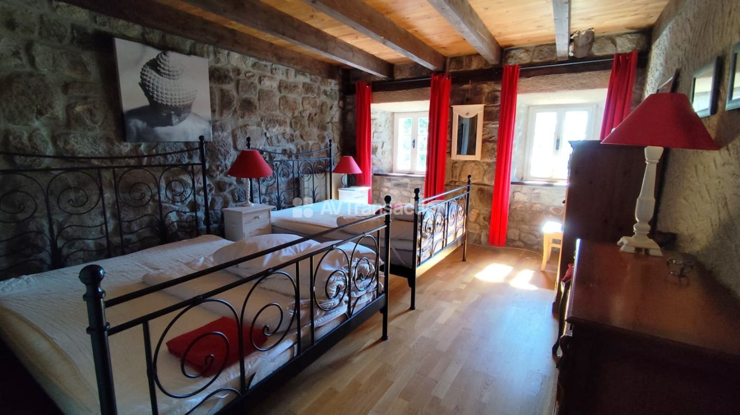 Au calme, séjour 82m2,  4 chambres, piscine, 10 hectares