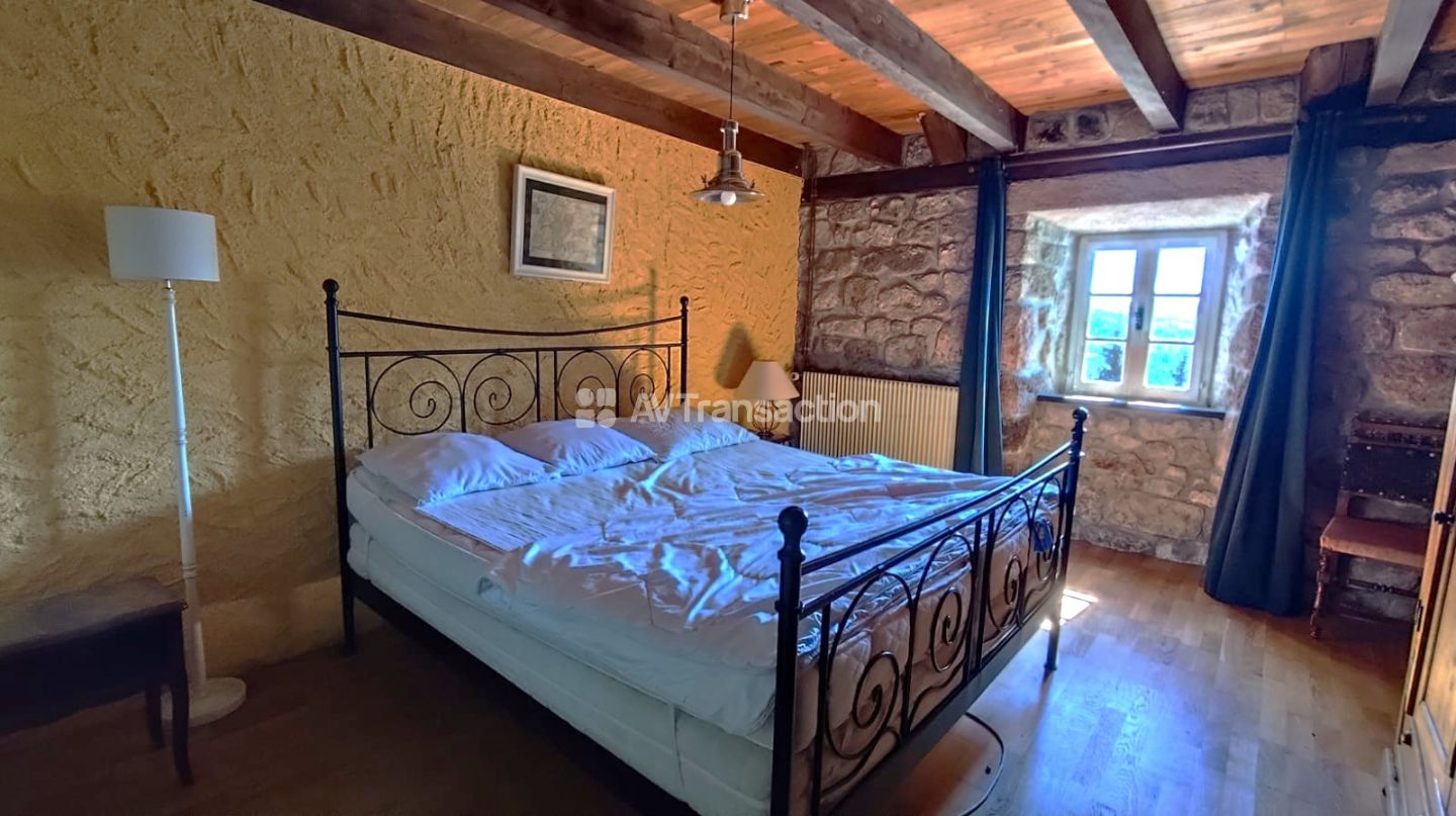 Au calme, séjour 82m2,  4 chambres, piscine, 10 hectares