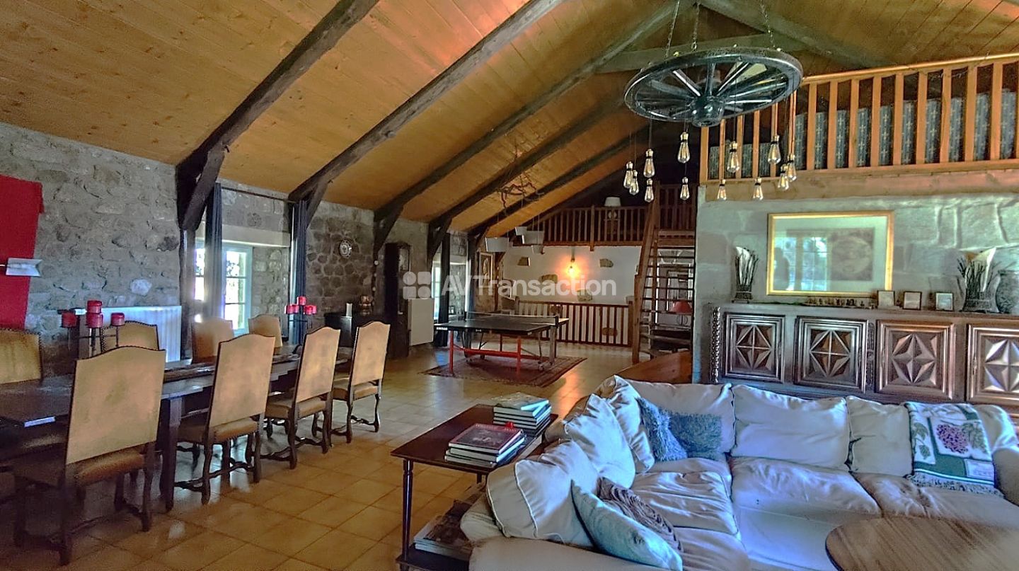 Au calme, séjour 82m2,  4 chambres, piscine, 10 hectares