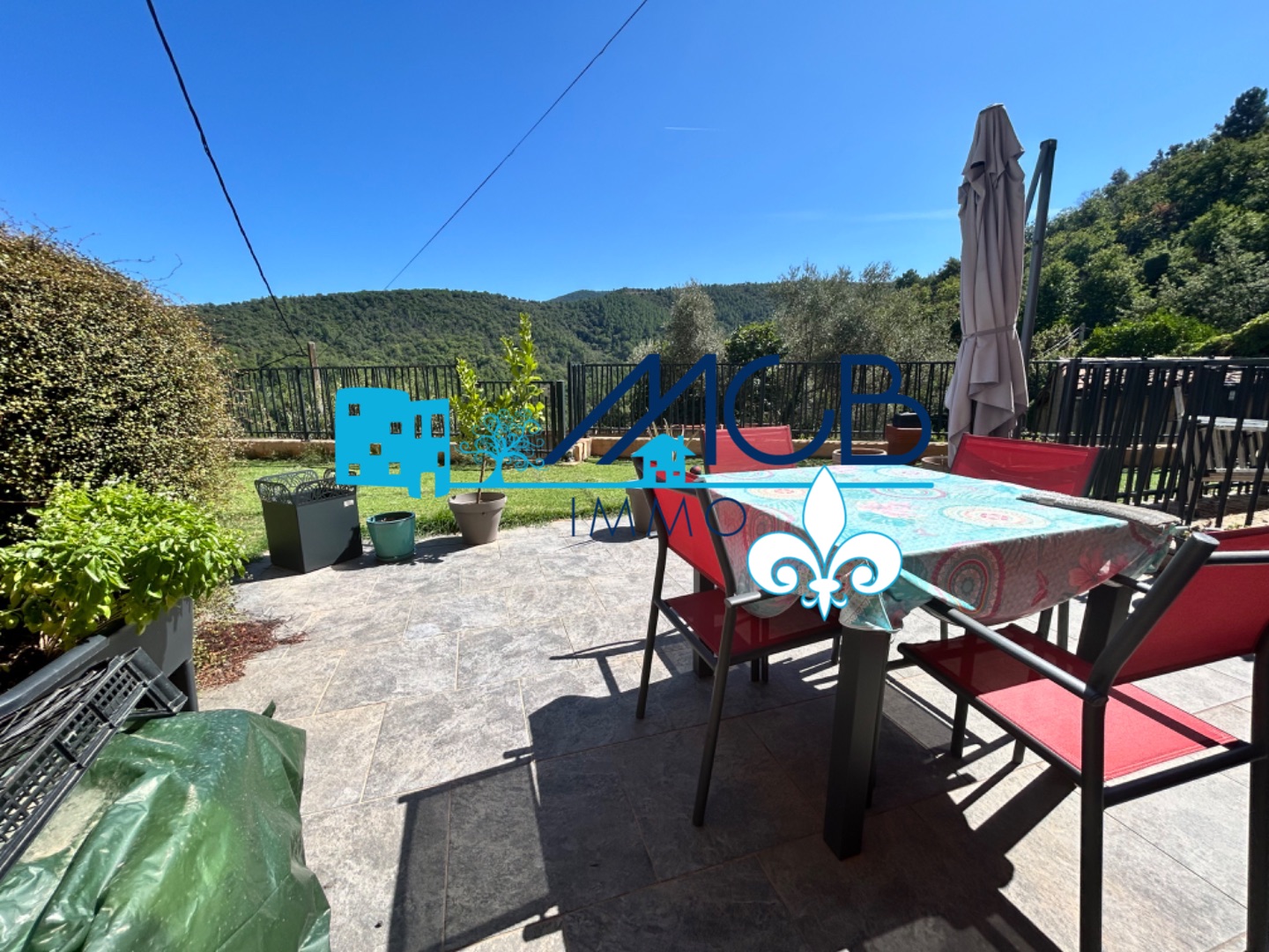 Maison atypique à Les Mayons