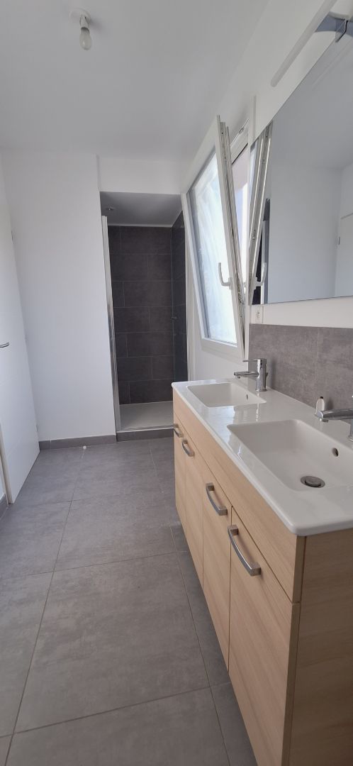 Appartement à louer  - 4 pièce(s) - 84m2 - Saint-cyr-sur-mer (83270)