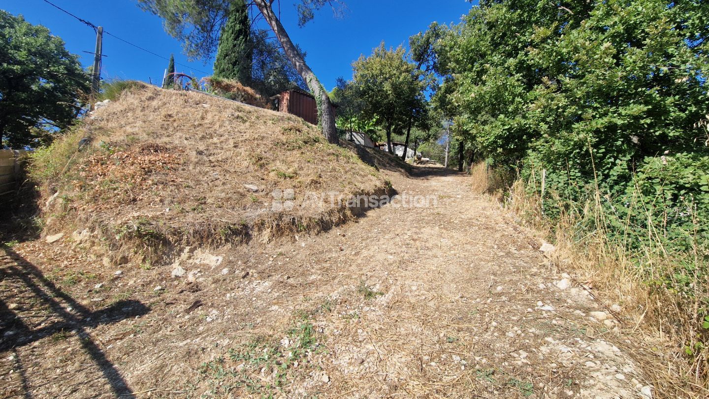 Terrain constructible à vendre  - 800m2 - Fuveau (13710)