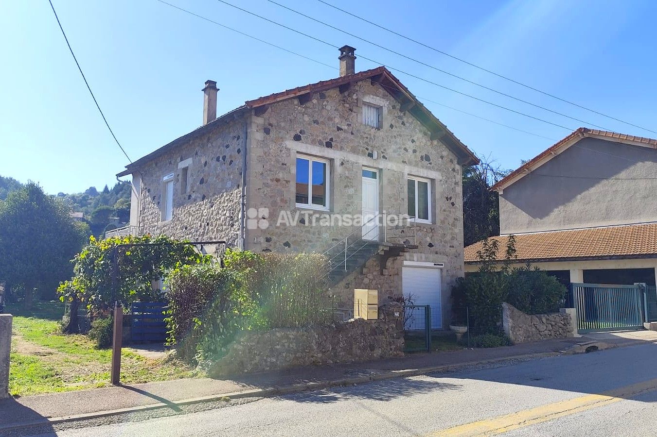 Deux appartements, terrain constructible, centre village