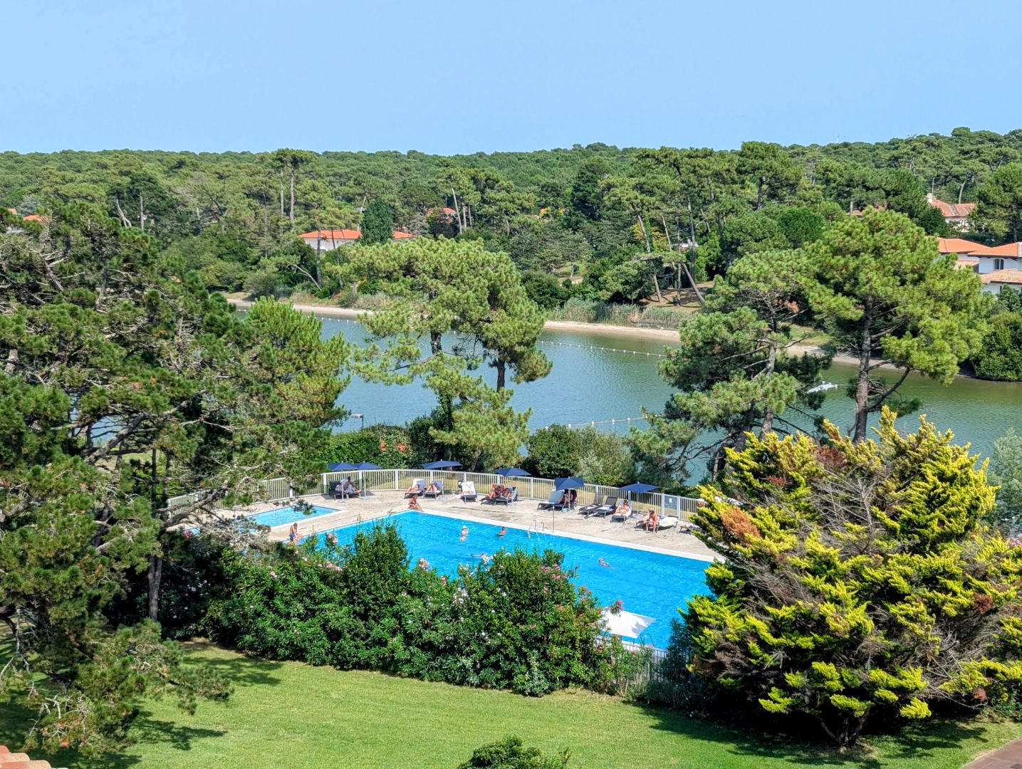 AU COEUR DU GOLF DE CHIBERTA : local commercial ou habitation