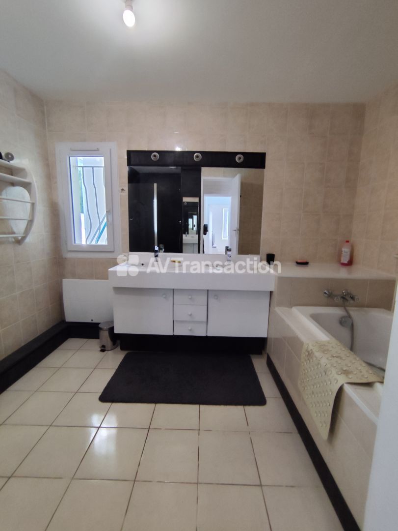 Maison à vendre  - 5 pièce(s) - 122m2 - Le Taillan-médoc (33320)