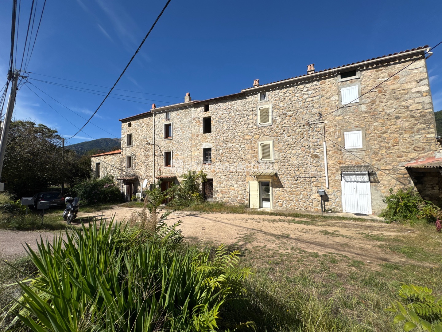 Maison mitoyenne rénovée avec jardin – 20min Baleone 