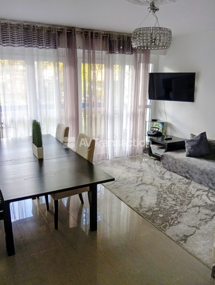 f4 avec balcon , au pied de la gare et des commerces, val sud