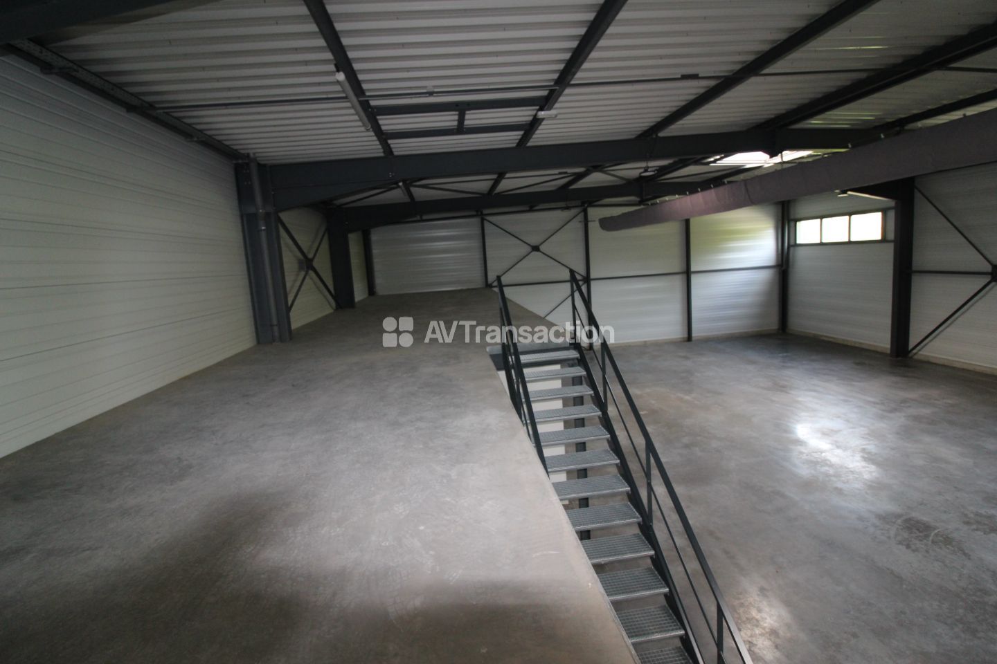 Bâtiment à vendre  - 1379m2 - Aoste (38490)