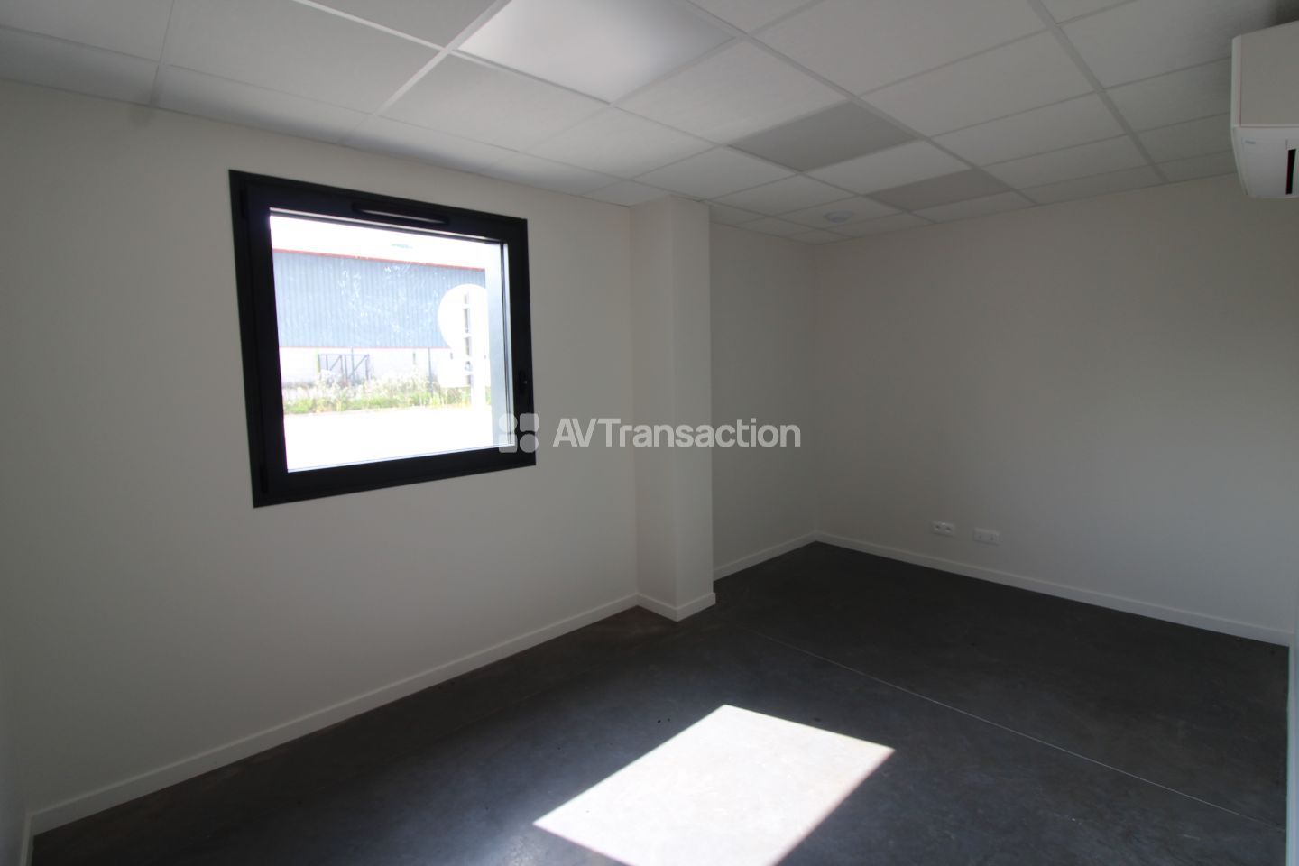 Bâtiment à vendre  - 1379m2 - Aoste (38490)