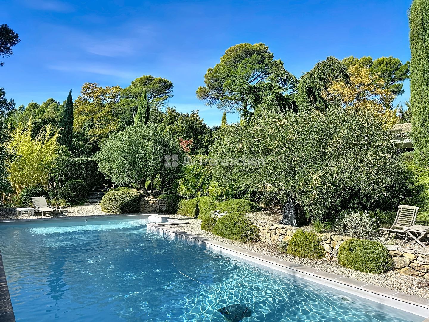 Belle maison contemporaine, magnifique jardin, piscine et garage
