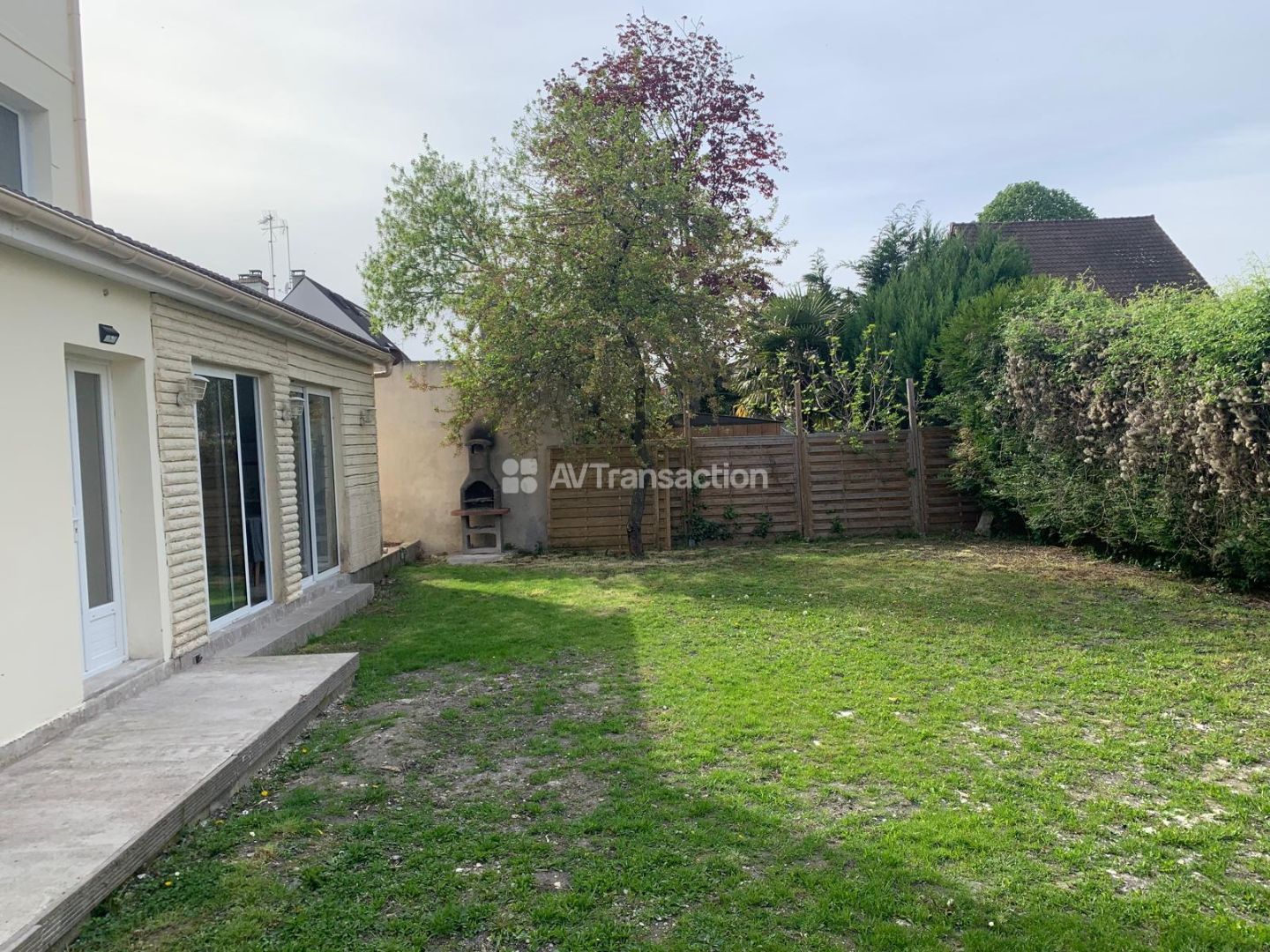 Grande maison avec 17 chambres – Idéale investisseur 