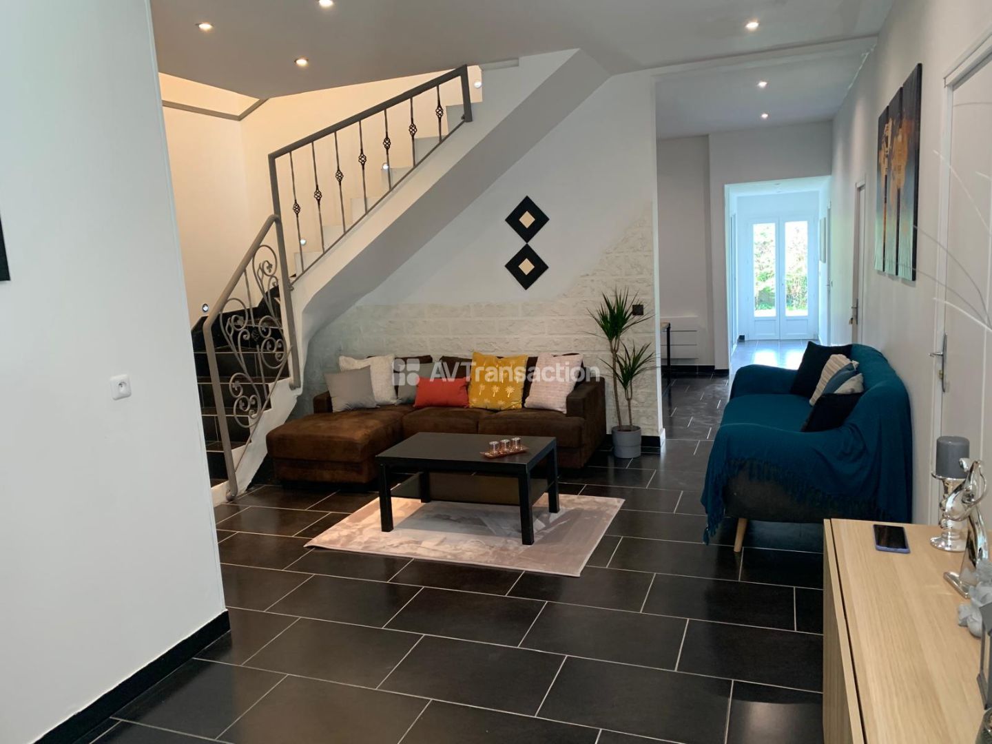 Grande maison avec 17 chambres – Idéale investisseur 