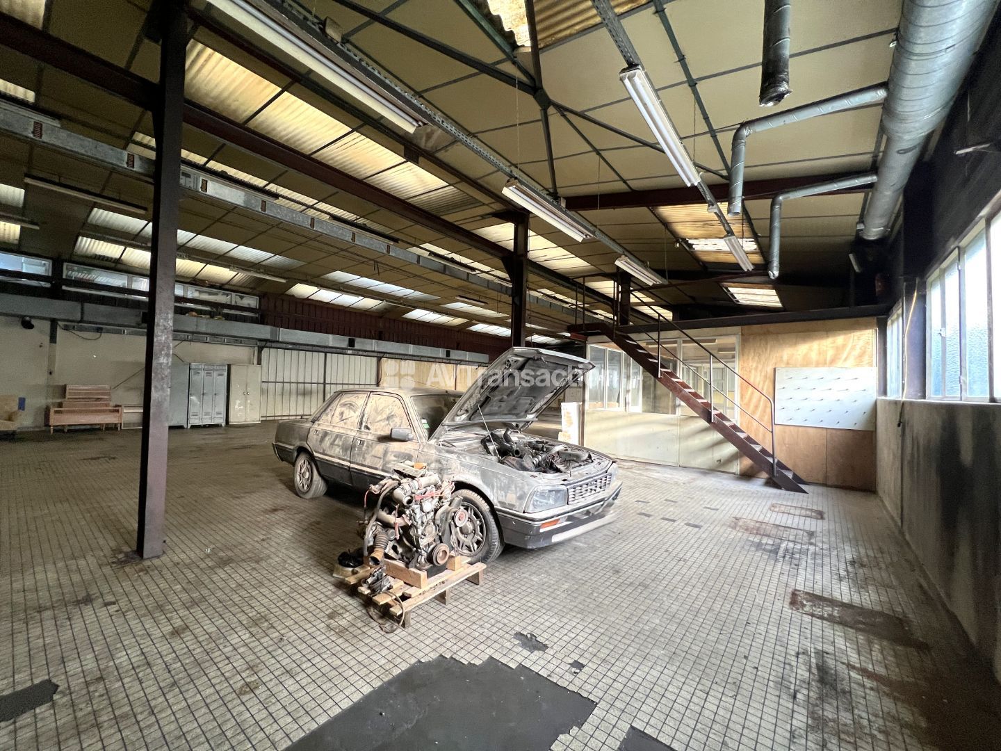 Entrepots et Bureaux à vendre  - 9 pièce(s) - 1705m2 - Dozulé (14430)