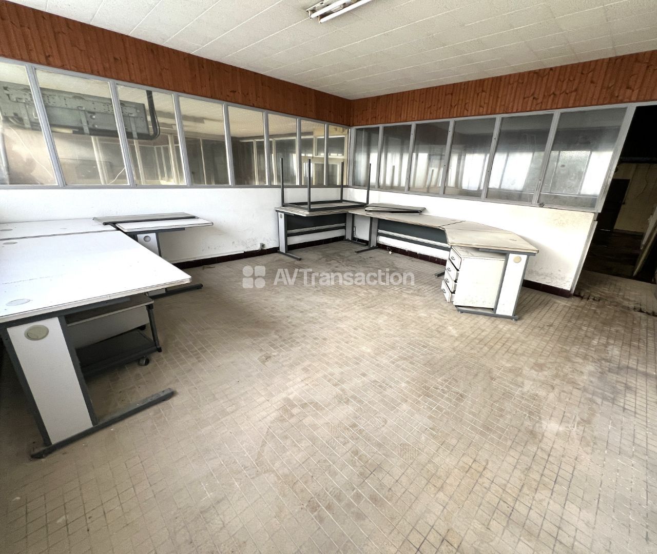 Entrepots et Bureaux à vendre  - 9 pièce(s) - 1705m2 - Dozulé (14430)