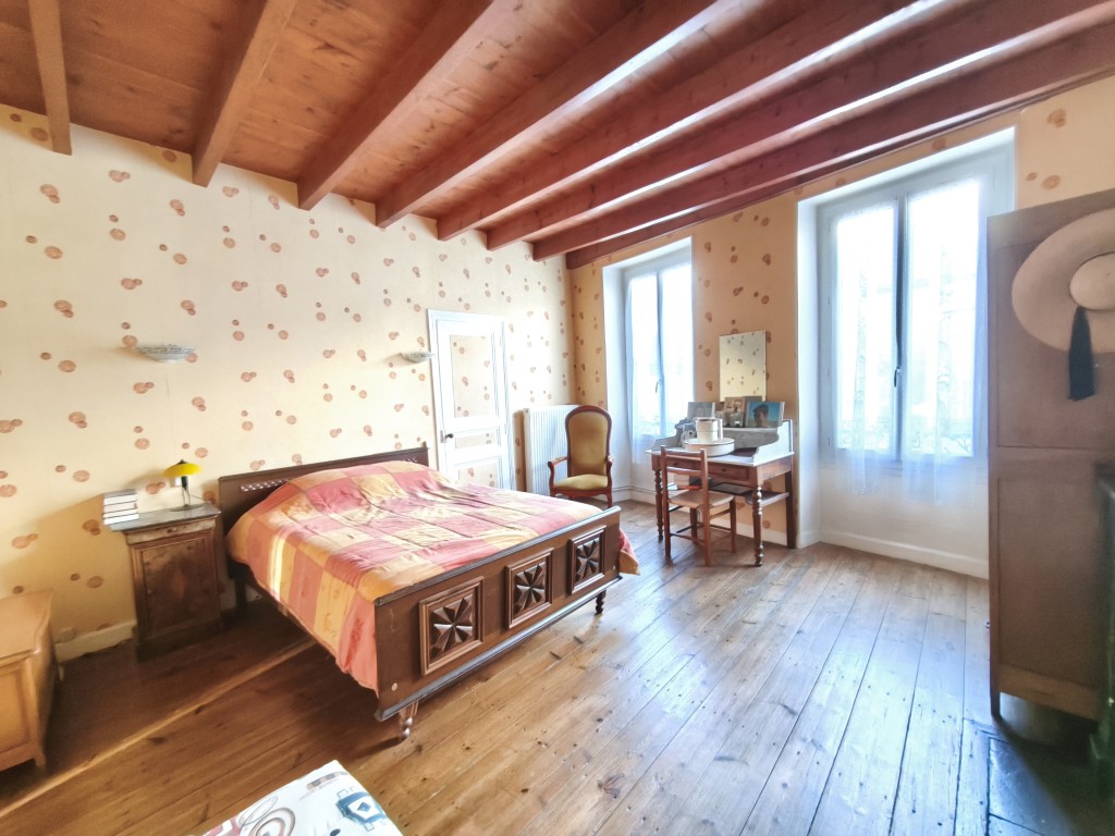 Maison à vendre  - 6 pièce(s) - 157m2 - Pons (17800)