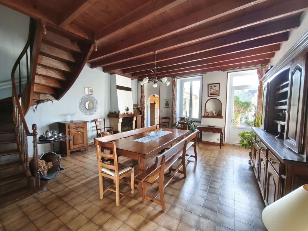 Maison à vendre  - 6 pièce(s) - 157m2 - Pons (17800)