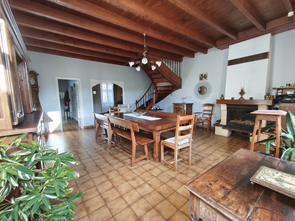 Maison à vendre  - 6 pièce(s) - 157m2 - Pons (17800)