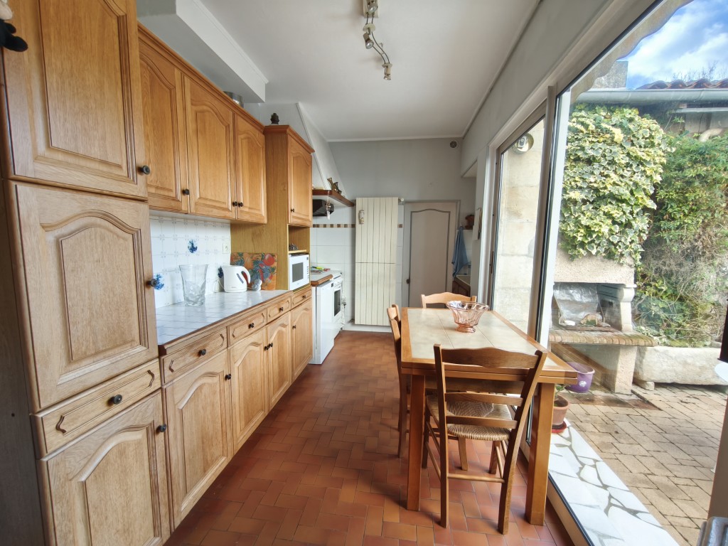 Maison à vendre  - 6 pièce(s) - 157m2 - Pons (17800)