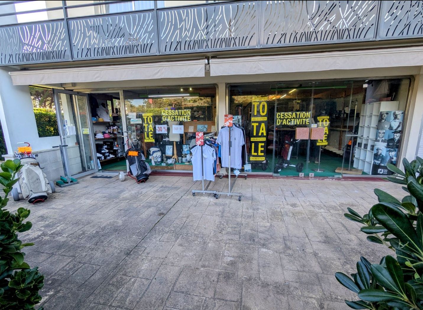 Local commercial – Enceinte d’un golf – À 200 m de la plage