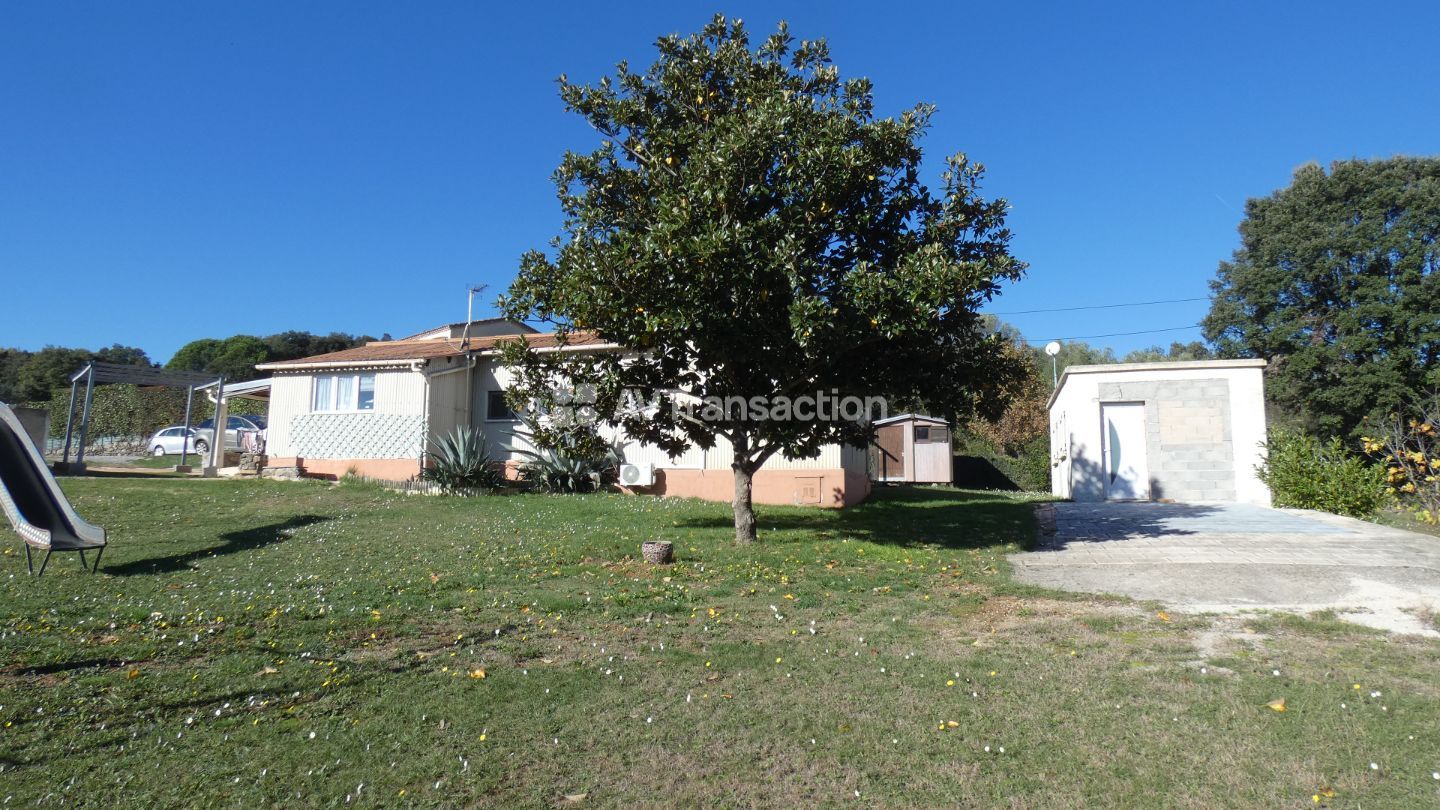 Maison, dépendance, piscine sur grand terrain à bâtir