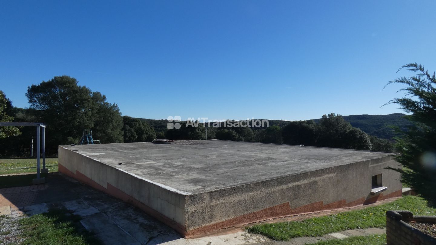 Maison, dépendance, piscine sur grand terrain à bâtir