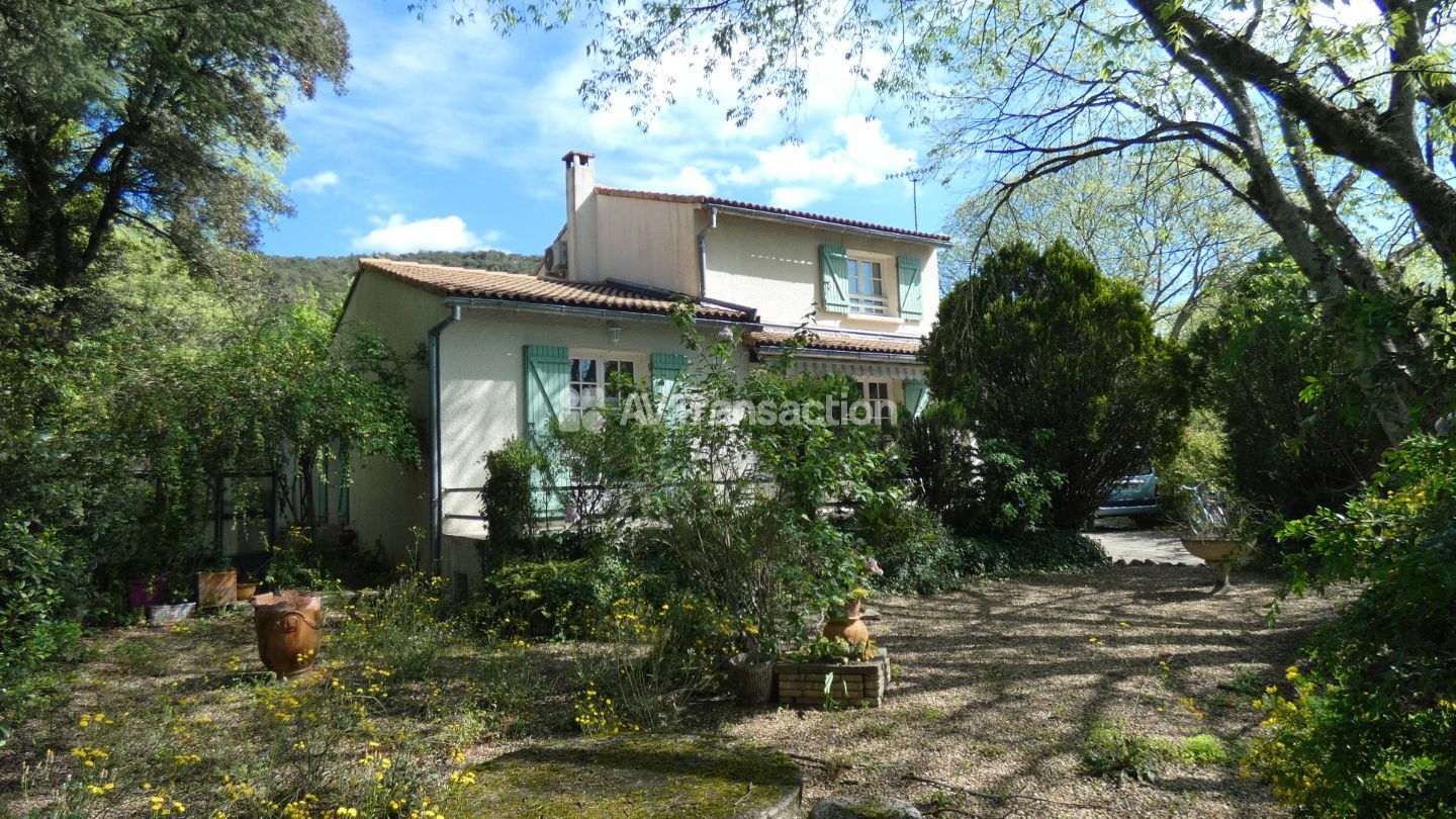 Villa entretenue et jardin