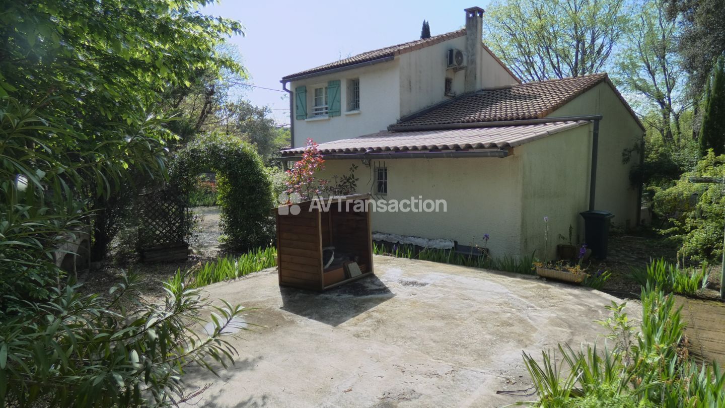Villa entretenue et jardin