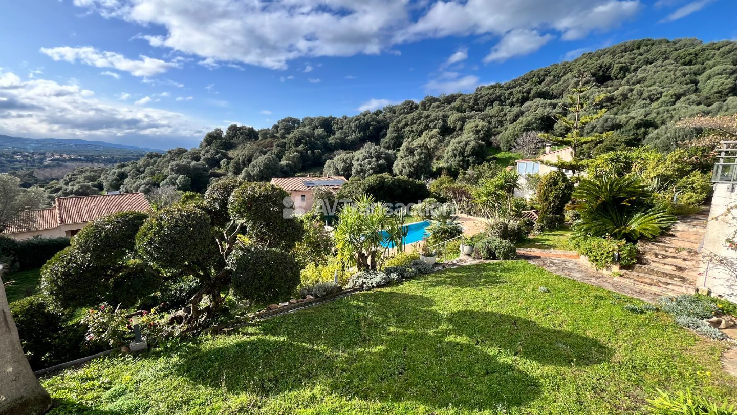 Belle maison avec piscine sur terrain de 2500 m2 à Bastelicaccia