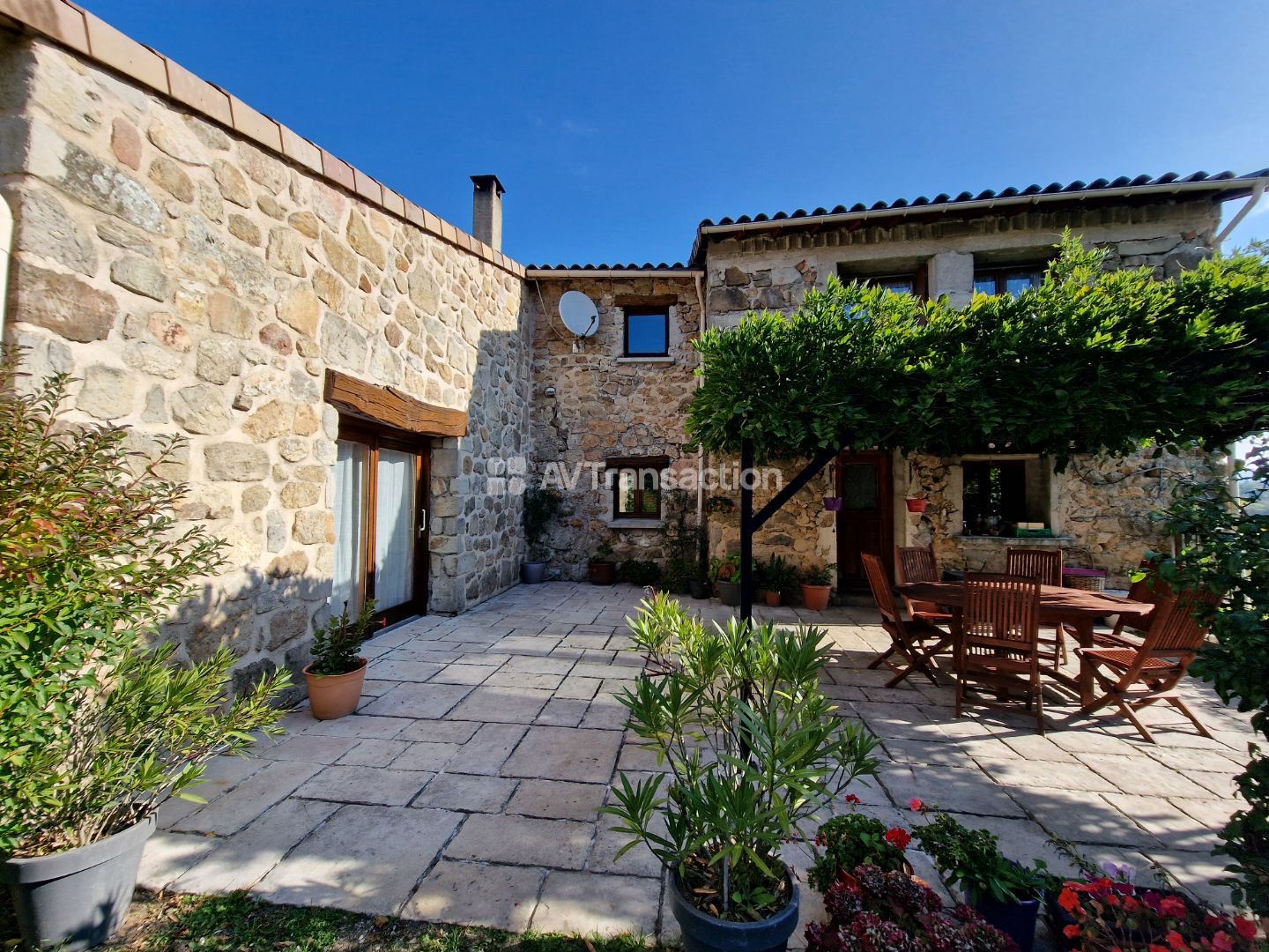 Propriété à vendre  - 16 pièce(s) - 335m2 - Vernoux En Vivarais (07240)