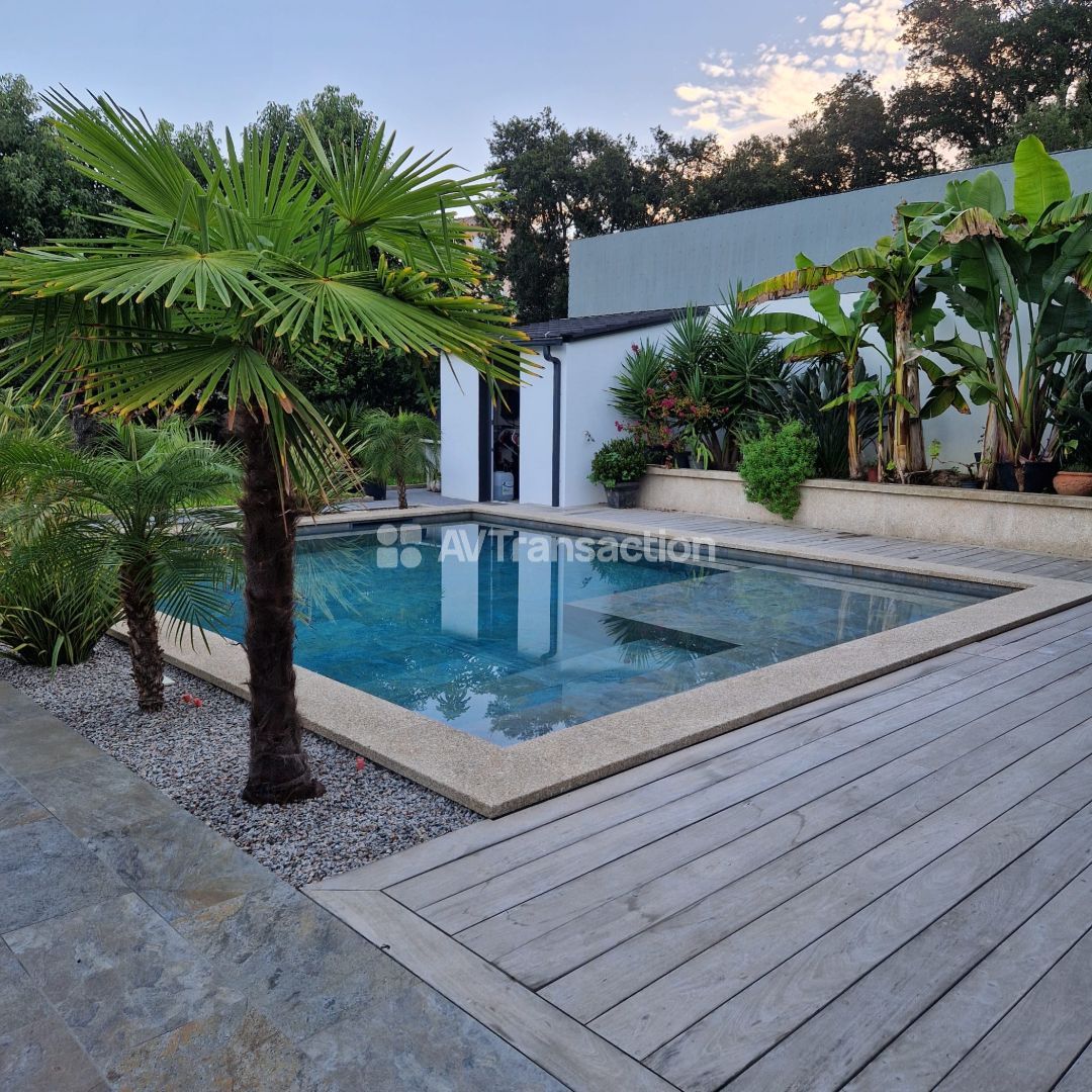 Maison à vendre  - 6 pièce(s) - 205m2 - Afa (20167)