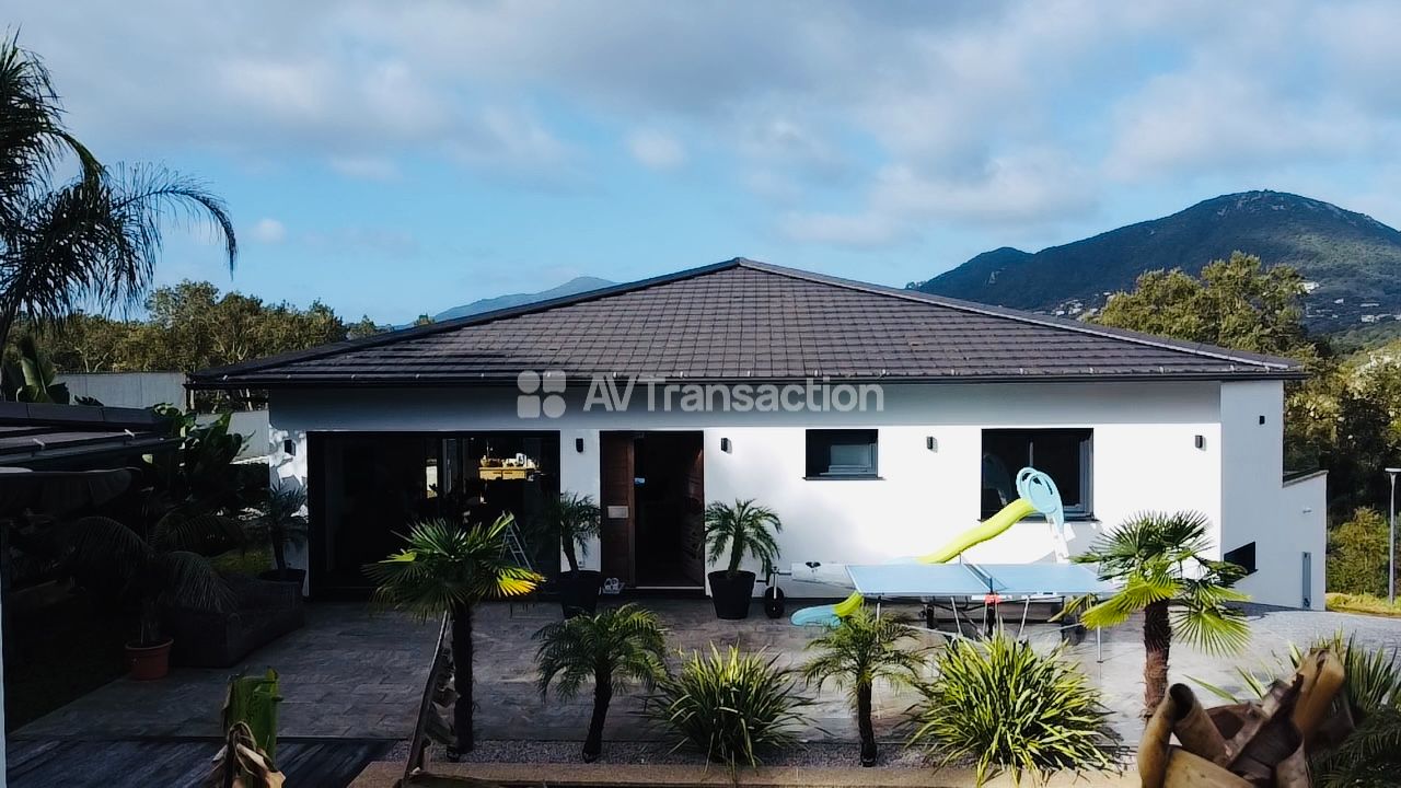 Maison à vendre  - 6 pièce(s) - 205m2 - Afa (20167)