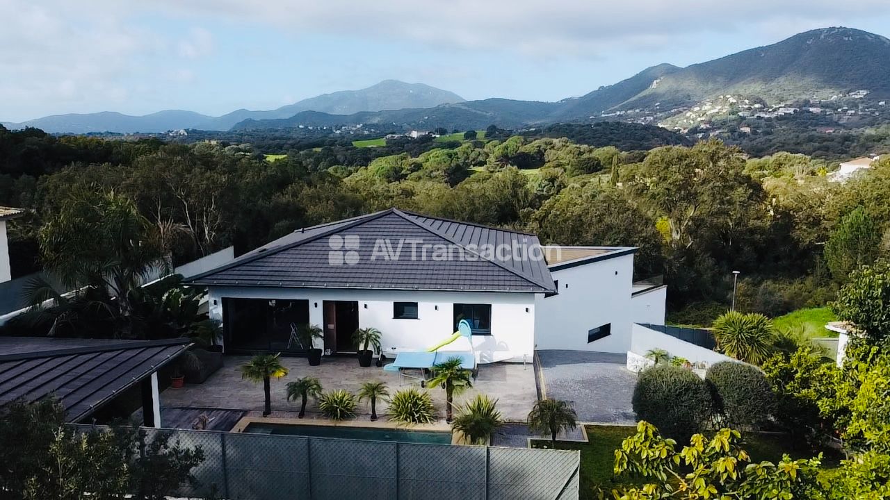 Maison à vendre  - 6 pièce(s) - 205m2 - Afa (20167)