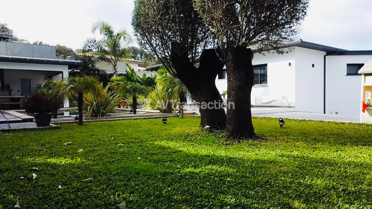 Maison à vendre  - 6 pièce(s) - 205m2 - Afa (20167)