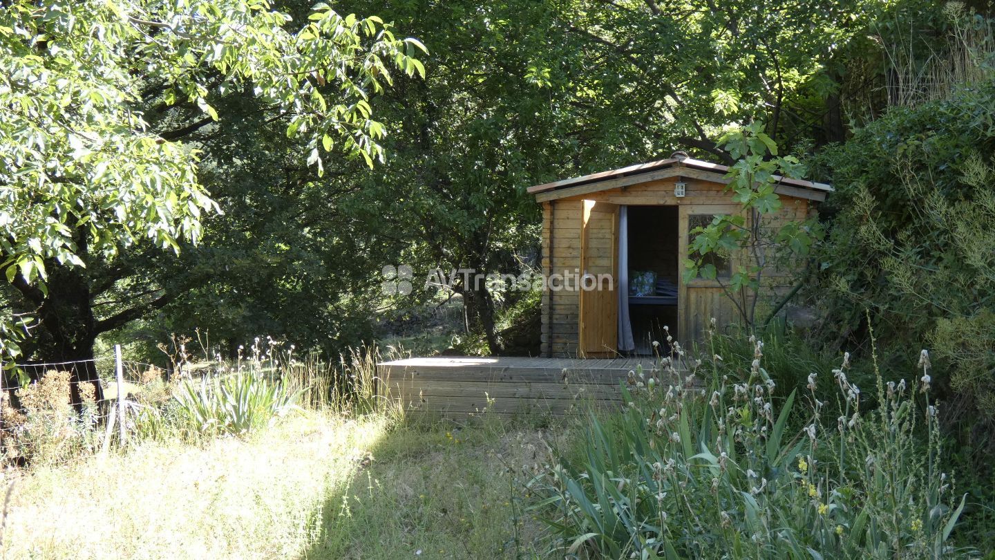 Maison en pierres avec jardin et chalet