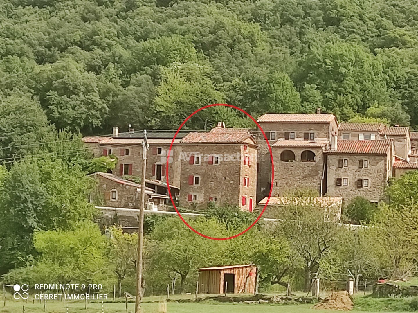 Maison en pierres avec jardin et chalet
