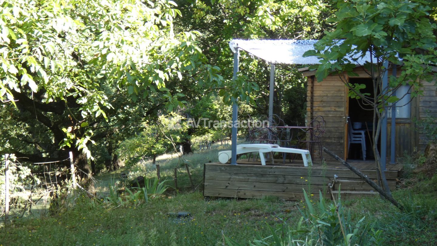 Maison en pierres avec jardin et chalet