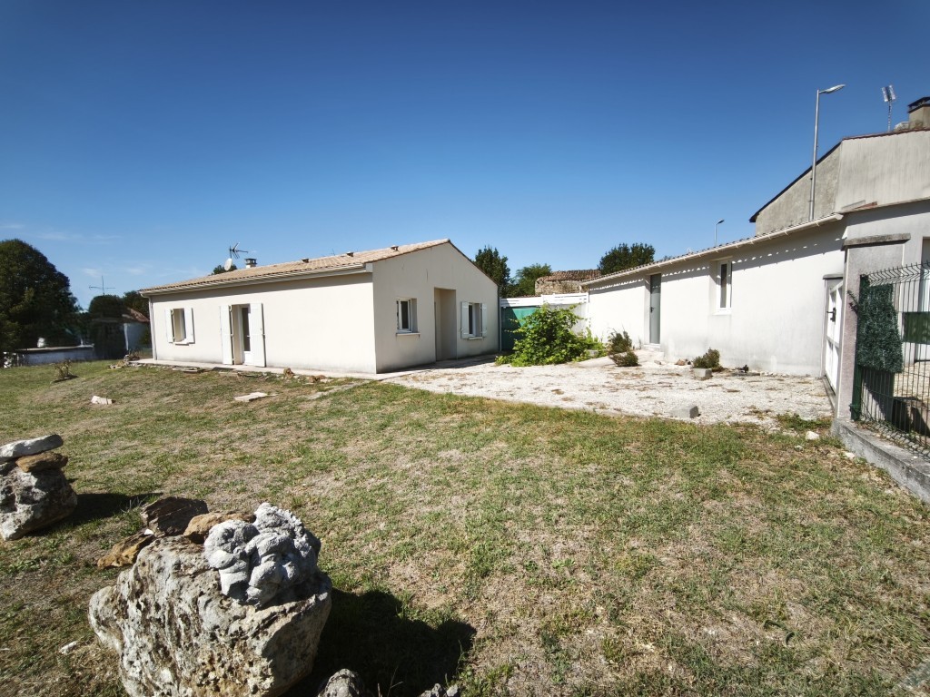 JONZAC – PAVILLON DE PLAIN-PIED – DPE C – À 2 KM DU CENTRE-VILLE