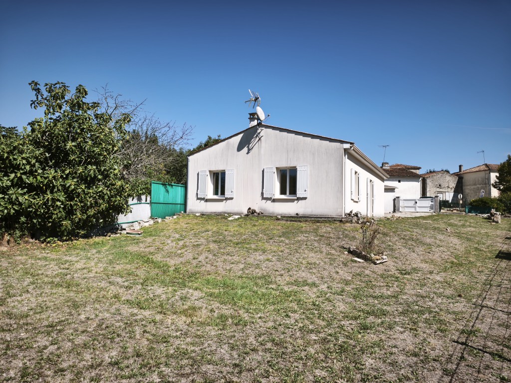 JONZAC – PAVILLON DE PLAIN-PIED – DPE C – À 2 KM DU CENTRE-VILLE