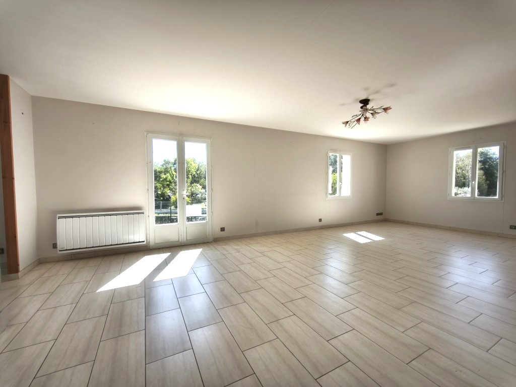 JONZAC – PAVILLON DE PLAIN-PIED – DPE C – À 2 KM DU CENTRE-VILLE
