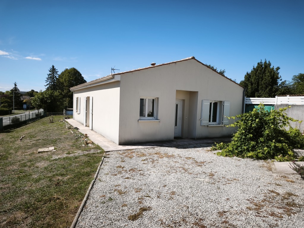 JONZAC – PAVILLON DE PLAIN-PIED – DPE C – À 2 KM DU CENTRE-VILLE