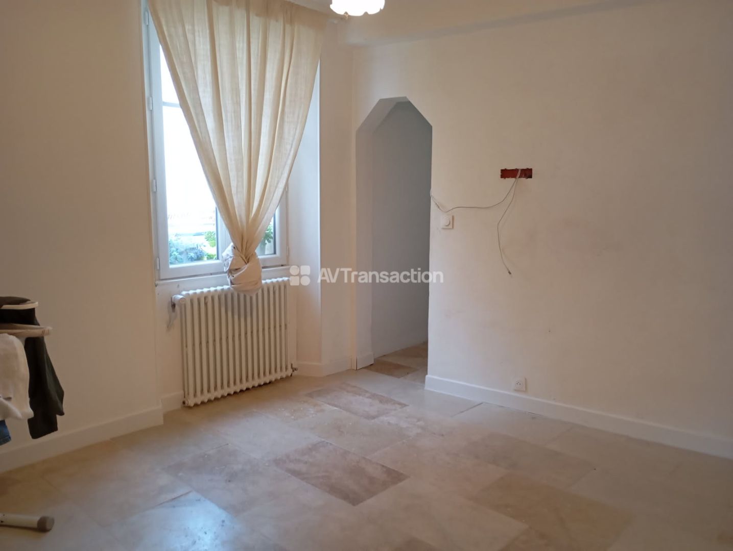 CALLAS : MAISON de VILLAGE, GARAGE, BALCON, POSSIBILITE COMMERCE