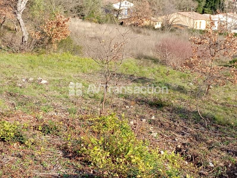 CALLAS : Beau terrain plat de 1600 m2, en bordure viabilisé